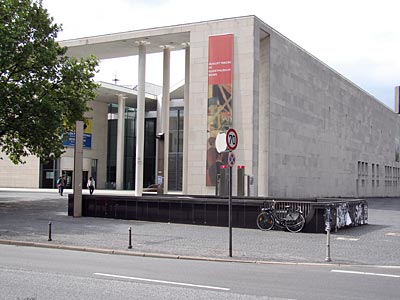 Bonn - Von einer „modernen Stadtmauer“ umschlossen: das Kunstmuseum Bonn