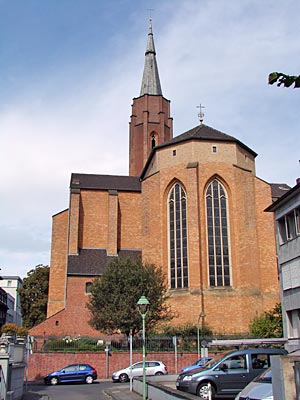 Bonn - Hellroter und dunkelroter Ziegel umhüllen die Kreuzkirche am Rande des Hofgartens