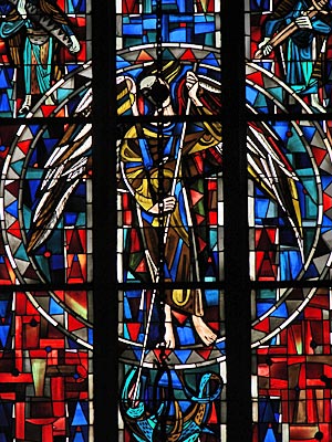 Bonn - Kreuzkirche - Beeindruckend sind die Buntglasfenster des Sakralbaus