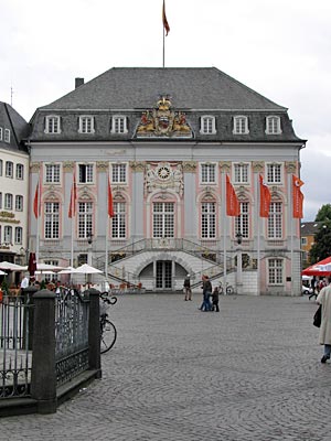Bonn - Das Rokoko-Rathaus ist vom kürfürstlichen Hofbaumeister Michel Leveilly entworfen worden