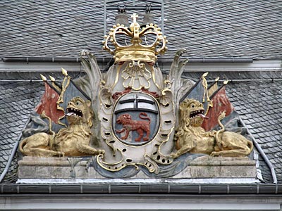 Bonn - Rathaus - Löwen bewachen das Bonner Stadtwappen am Mansardendach