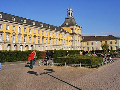 Bonn - Blick auf die 29-achsige Fassade des ehemaligen Residenzschlosses 