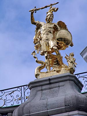 Bonn - Residenzschloss - Der heilige Michael, der Drachentöter, krönt das Michaelstor
