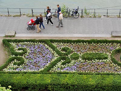 Bonn - Formale Gartenkunst unterhalb vom Alten Zoll am Rheinufer