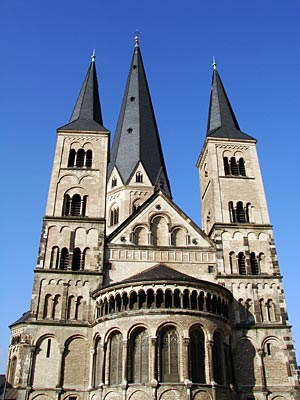 Bonn - Das mächtige romanisch-gotische Bonner Münster am Münsterplatz