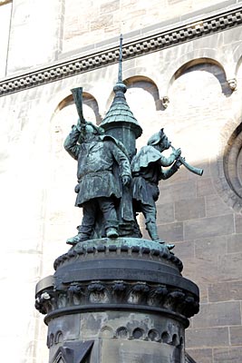 Bremen - Figuren auf einer Säule neben dem Dom