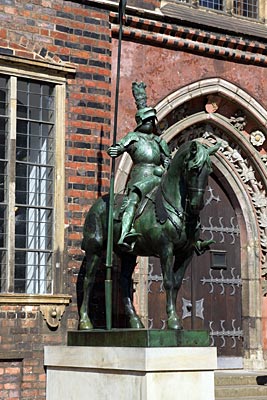 Bremen - Altes Rathaus - einer der beiden Herolde am Osteingang