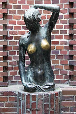 Bremen - Böttcherstraße, Hötger-Hof - Bronze Jugend