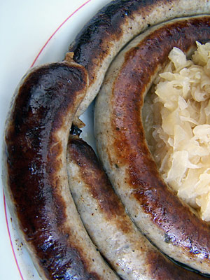 Deutschland Sulzfeld Meterbratwurst mit Kraut