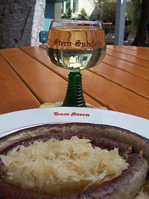 Deutschland Sulzfeld Bratwurst und Schoppen