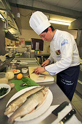 Deutschland - Mecklenburger Seenplatte - Zubereitung von Maränen im Restaurant Lenzer Krug