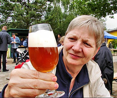 Ein Blick auf die Farbe im Glas - das gehört zu jeder Bierprobe