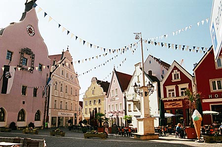 Sehenswerte Hallertau: romantische Kulisse am Stadtplatz in Abensberg