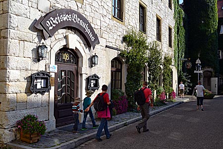 Kelheim - Die gute Stube der Kelheimer Altstadt, Treffpunkt von Alt und Jung: der Brauerei-Ausschank der Weißbierbrauerei Schneider