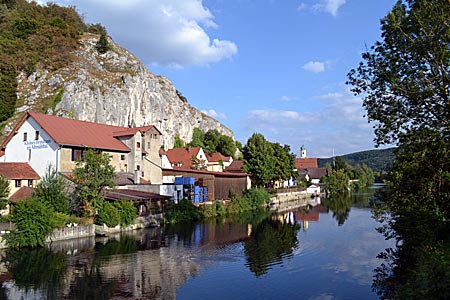 Essing: malerischer Ort zwischen Felsen und Fluss - und mit Brauerei