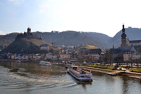 Blick auf Burg und Moselpromenade in Cochem