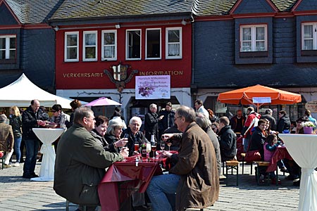 Treffen mit Mosel Kir: Auf dem Pfirsich-Markt in Cochem geht es gesellig zu