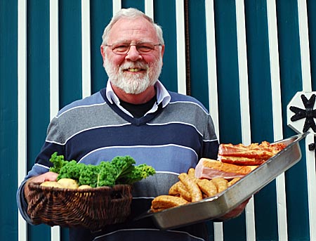 Erwin Abel, Senior-Chef im Bümmersteder Krug, mit Zutaten für ein deftiges Oldenburger Grünkohl-Essen