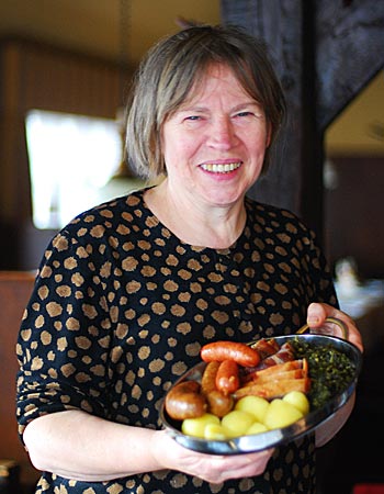 Hildburg Abel, Inhaberin vom Bümmersteder Krug, präsentiert ihr deftiges Oldenburger Grünkohl-Essen