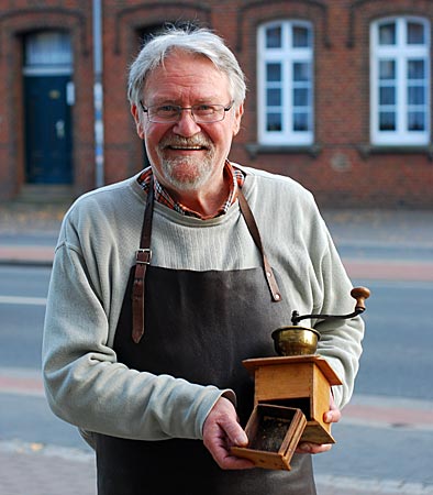 Detlev Grunwald experimentierte 1970 mit dieser Kaffeemühle. Heute arbeitet er mit seiner elektrisch betriebenen Steinmühle