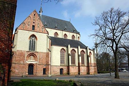 Ostfriesland - Ludgerikirche am Marktplatz in Norden