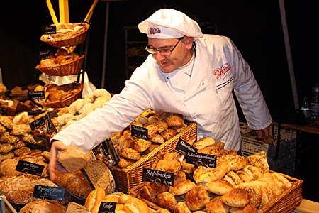 Markt in Aurich - Stand der Bäckerei Ripken mit Holzofen