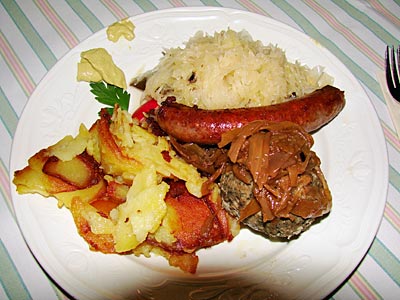 Pfalz - Leberknödel und Bratwurst auf Kraut – einer der Leckereien des Restaurants Eselsburg in Neustadt-Mußbach