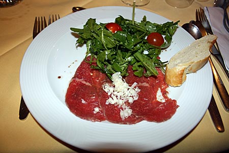 Heumenü, Carpaccio vom Ründerrücken mit Balsamico-Heuwiesen-Marinade, Kirschtomaten und Rucola-Salat