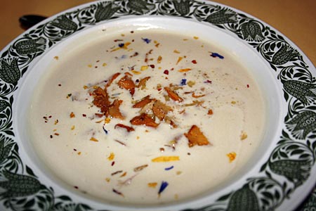 Pfrontener Wiesheusüppchen mit frischen Pfifferlingen und Bergblumenblüten