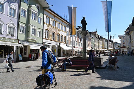 Tölzer Land - Radlerziel: Bad Tölz und die Marktstraße, die schon oft als Filmkulisse diente