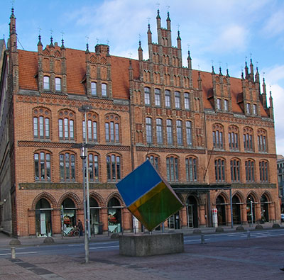 Das Alte Rathaus in Hannover, im Vordergrund das Kunstobjekt "Diamant II"
