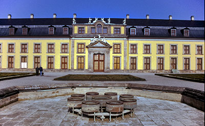 Blick auf das Galeriegebäude des Großen Gartens in Hannover
