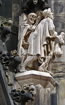 Der Bildhauer Jürgen Weber schuf die beiden Plastiken des hl. Jacobus – im Bild – und des hl. Georg am Eingang der Marktkirche in Hannover