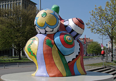 Eine der drei Nanas von Niki de Saint Phalle am Leineufer in Hannover