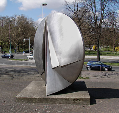 Erich Hausers Stahlskulptur vor dem Sprengelmuseum