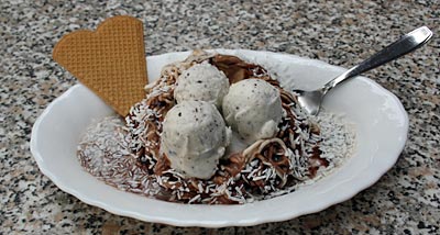 Braunschweig - Eiscafé de Pellegrin, Braunschweig: Eisbecher Il Nido (Nest) mit Nuss-, Schokoladen-, Stracciatella-Eis und Batida de Coco und Kokosraspeln