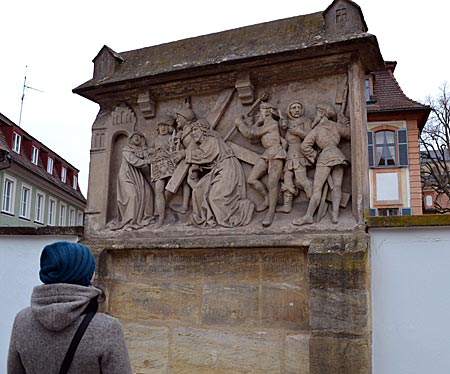 Bamberg - Jesus reicht Veronika das Schweißtuch: eine der sieben Stationen des Bamberger Kreuzwegs, des ältesten in Deutschland