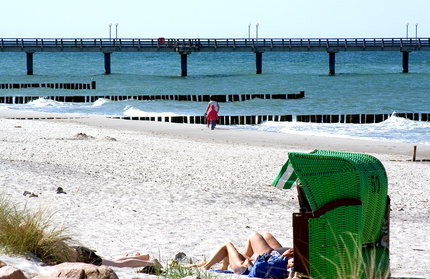 An der Seebrücke von Heiligendamm  © Angelika Bentin - Fotolia.com