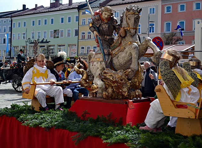 Georgi-Ritt in Traunstein - Namensgeber: Engel begleiten den Wagen mit dem Heiligen Georg