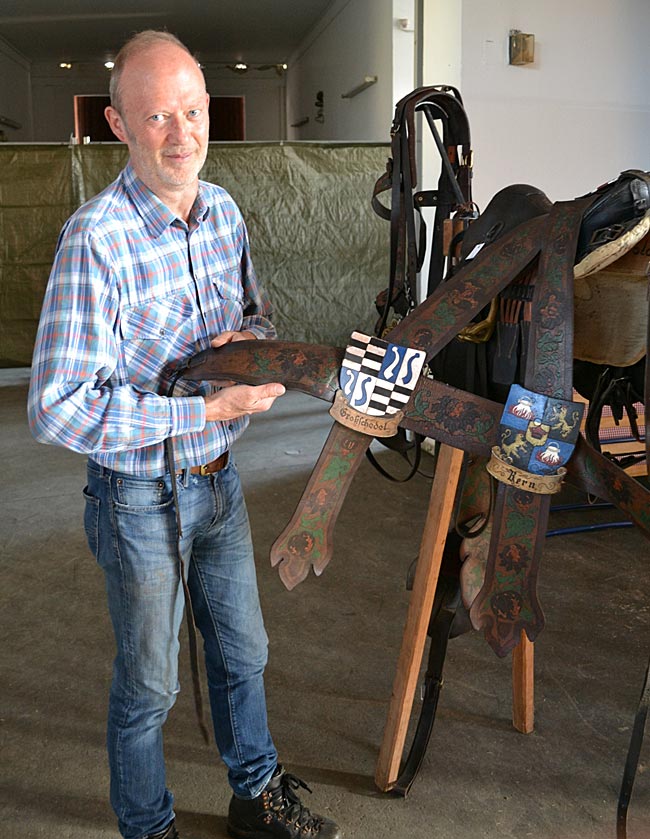 Georgi-Ritt in Traunstein - Der Vorsitzende des Georg-Vereins, Albert Schmied, zeigt historisches Geschirr, mit dem die Pferde geschmückt werden