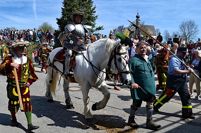 Georgi-Ritt in Traunstein - Georgi-Ritter: Stadtpatron Lindl begleitet von Landsknechten beim Ritt in die Stadt