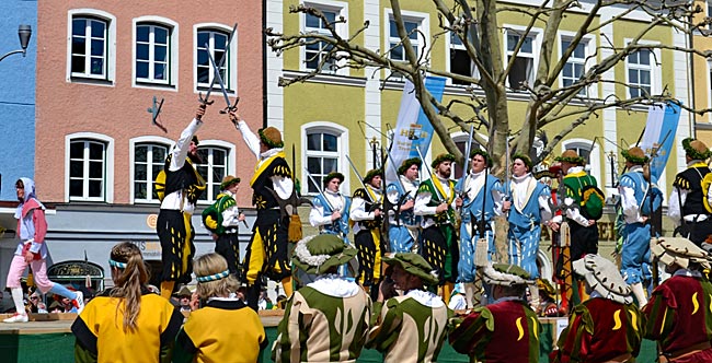 Georgi-Ritt in Traunstein - Kampfvorbereitung: Noch kann der Winter (links) flüchten