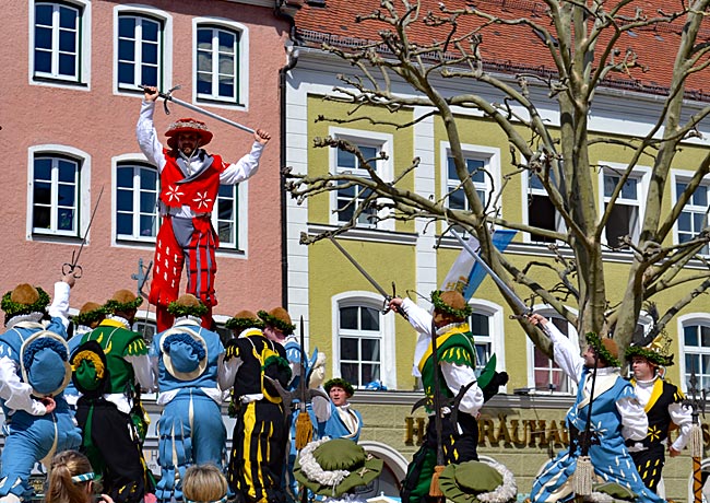 Georgi-Ritt in Traunstein - So sehen Sieger aus: Die Schwerttänzer huldigen ihrem Anführer, dem Symbol des Frühlings, und heben ihn in die Höhe