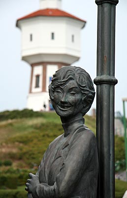 Langeoog - Wasserturm und Lale Andersen in Bronze