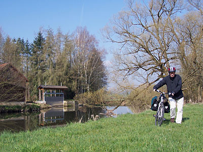 Deutschland Main über die Wiese