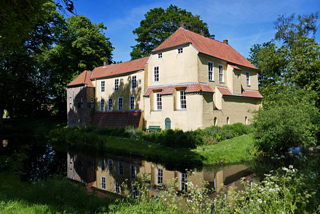 Manninga-Burg in Pewsum, im 15. Jh. erbauter Häuptlingssitz der Familie Manninga, Ostfriesland, Niedersachsen