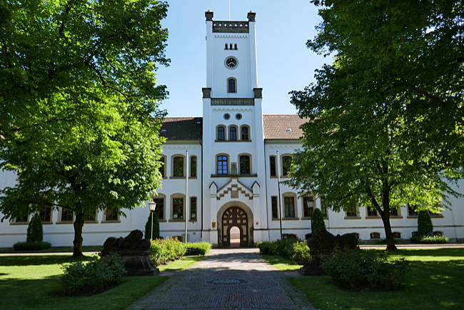 Auricher Schloss im Tudorstil, errichtet 1851-1855 auf den Grundmauern der 1448 von dem ostfriesischen Grafen Ulrich Cirksena erbauten Burg, Ostfriesland, Niedersachsen
