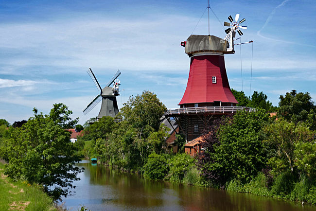 Die Zwillingsmühlen von Greetsiel, Holländermühlen am östlichen Ortseingang, Gemeinde Krummhörn, Ostfriesland, Niedersachsen
