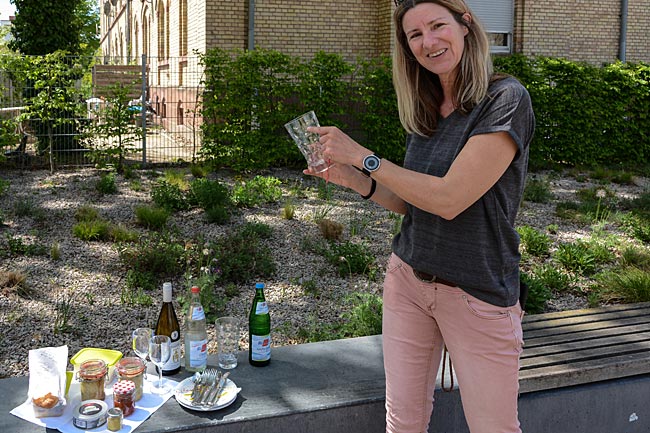 Südpfalz Essen und Trinken - Silke Wiedrig vom Südpfalz-Tourismus Landkreis Germersheim e. V. zeigt, wie eine Pfälzer Weinschorle funktioniert: Viel Wein, wenig Wasser