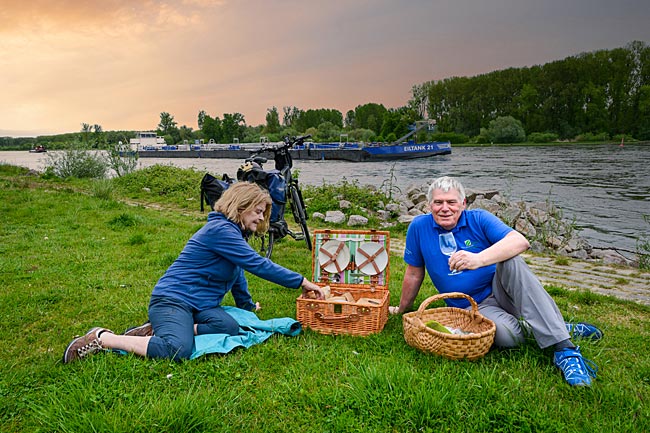 Südpfalz Essen und Trinken - Picknick am Rhein mit Essen/Trinken aus der „Leimersheimer Rheinschänke“, rechts Pamina Rheinparkguide Michael Walter